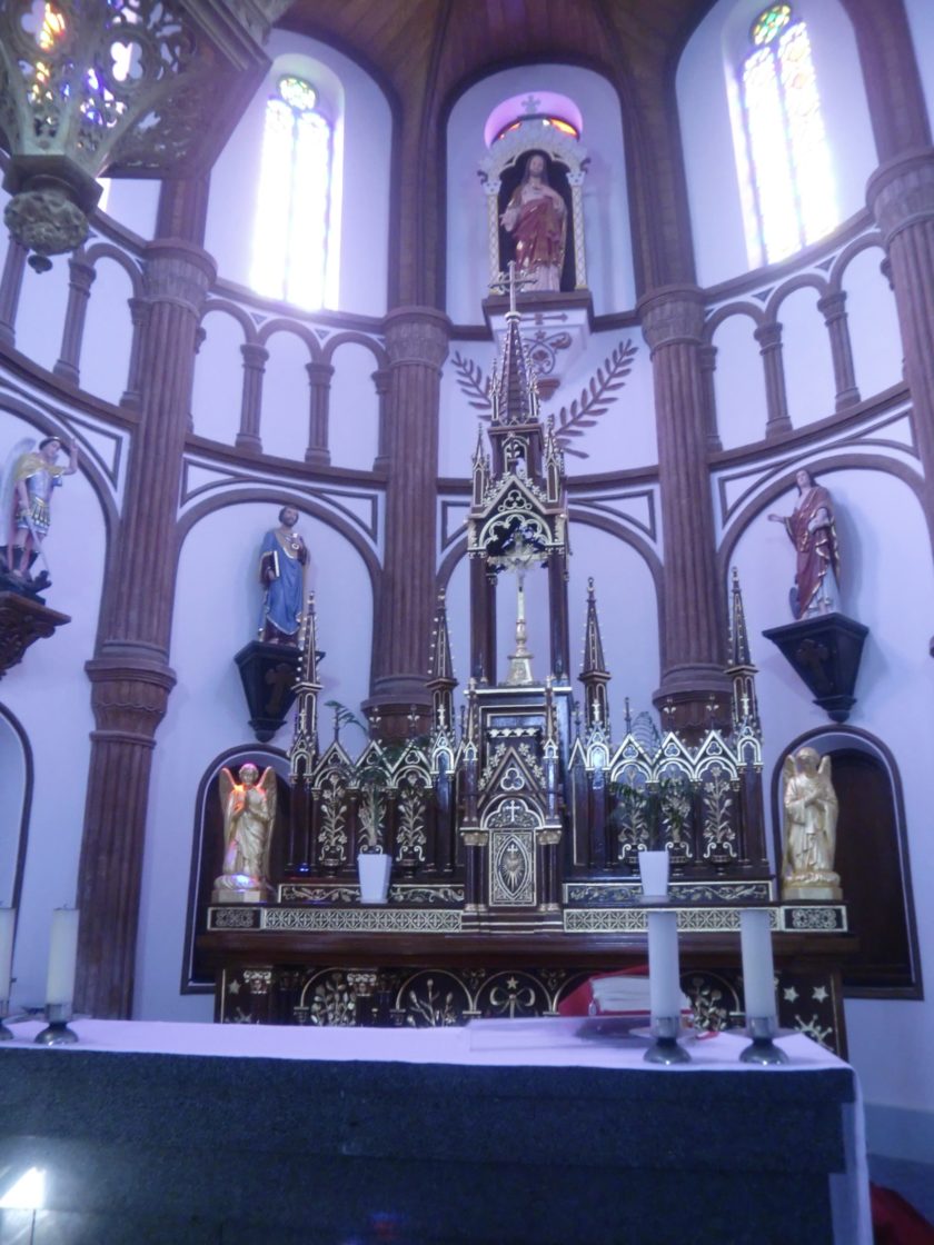 黒島天主堂信徒会館の倉庫と黒島天主堂